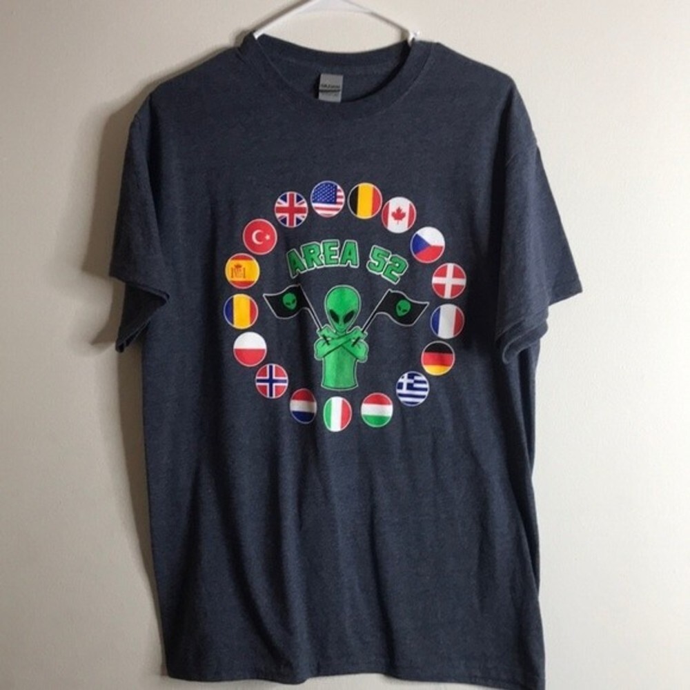 Alien area 52 graphic T-shirt with different‎ country flags size medium